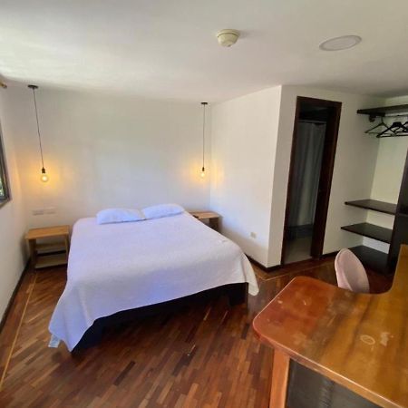 Campus Residencias Bed and Breakfast Quito Esterno foto