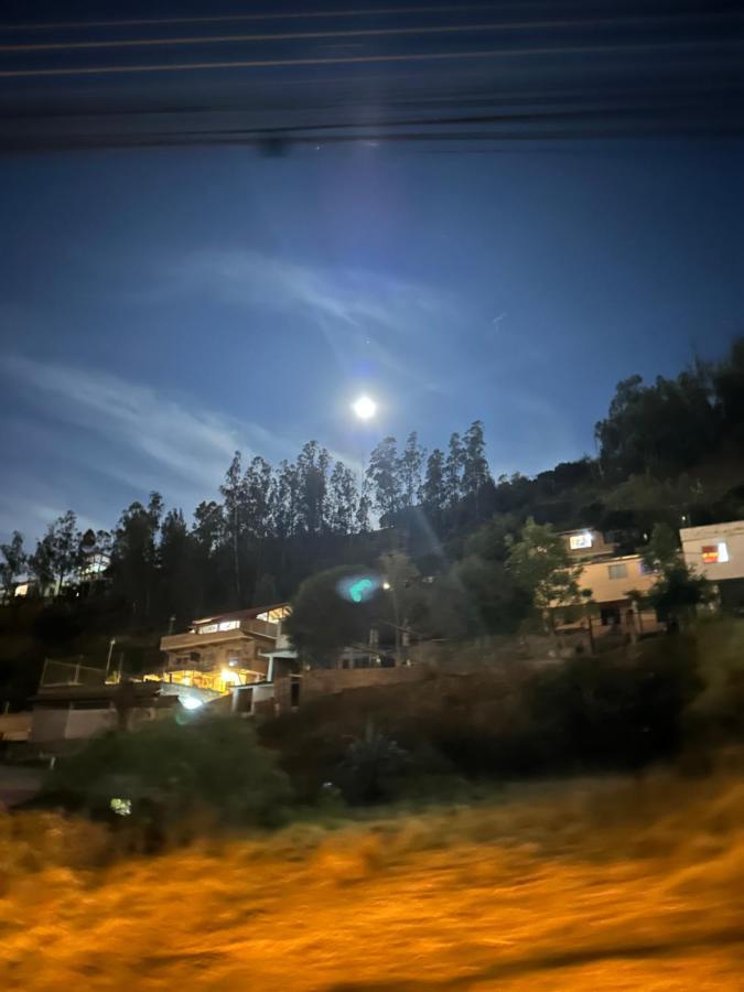Campus Residencias Bed and Breakfast Quito Esterno foto