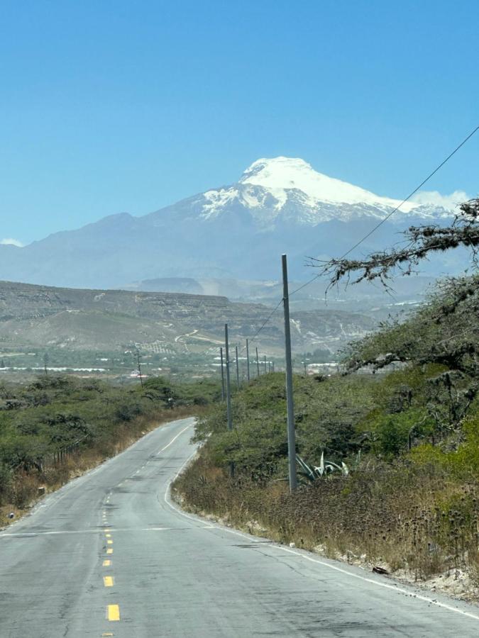 Campus Residencias Bed and Breakfast Quito Esterno foto