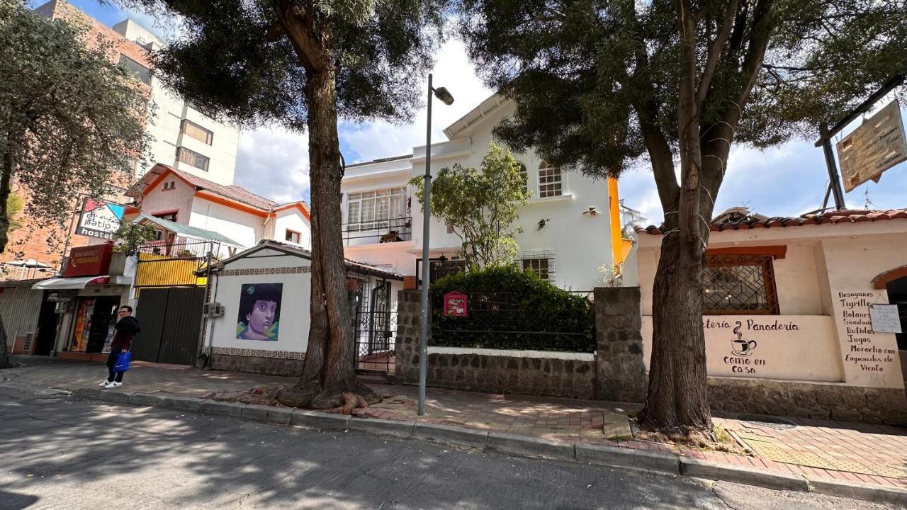 Campus Residencias Bed and Breakfast Quito Esterno foto