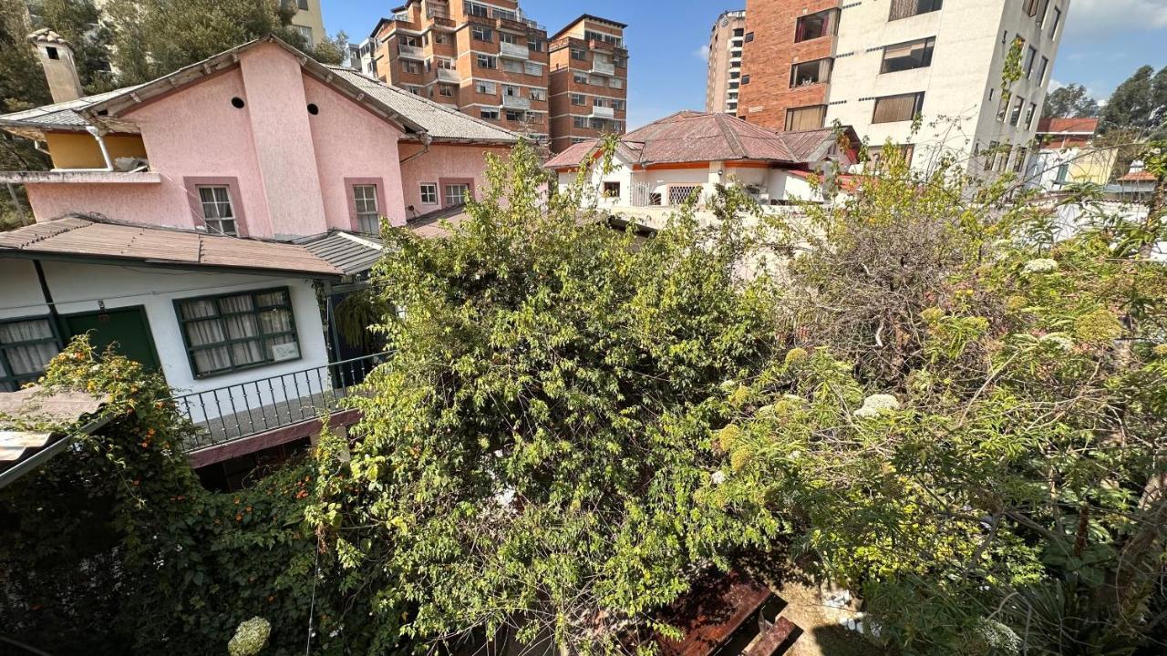 Campus Residencias Bed and Breakfast Quito Esterno foto